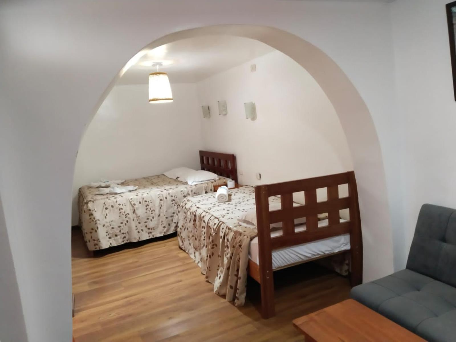 Pensión Qori House *
